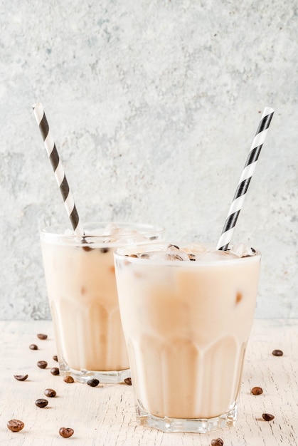 frappe gelado de café gelado com leite e cubos de gelo