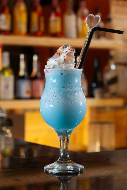 Frappe de goma de burbuja azul con hielo