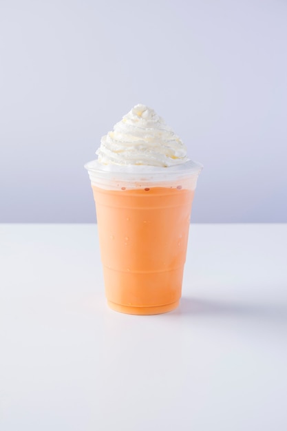 Frappé de té con leche con crema batida