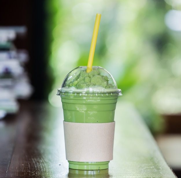 frappé de té verde y mezclado en la mesa