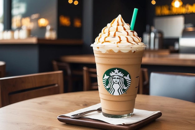 Frappuccino helado en una mesa en una cafetería