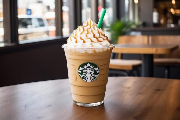 Frappuccino helado en una mesa en una cafetería