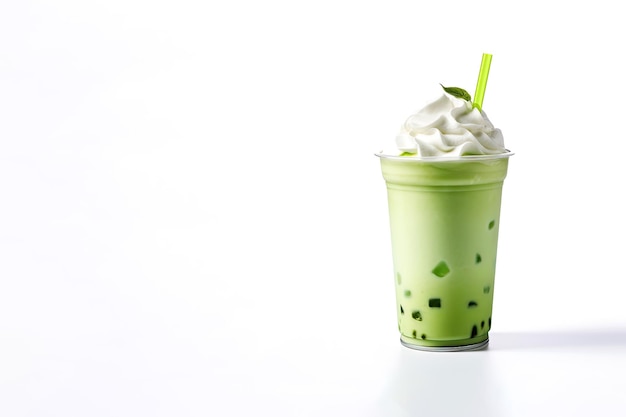 Frappucino de té verde con crema batida en una taza de comida para llevar sobre un fondo blanco con espacio para copiar