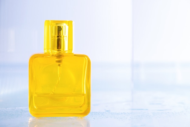 Frasco amarelo vazio de perfume