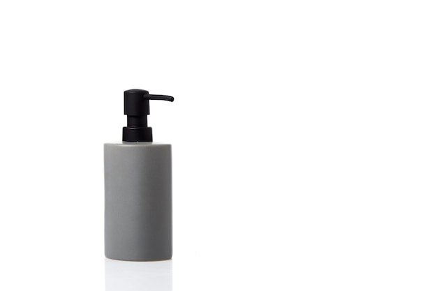 Frasco de botella de bomba de spa crema para jabón antiséptico sobre superficie blanca