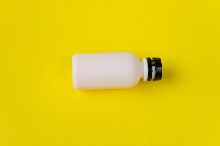 Frasco branco pequeno isolado em um fundo amarelo