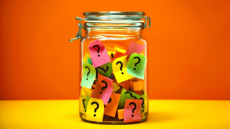 Foto un frasco colorido lleno de notas de signos de interrogación crea una atmósfera vibrante e intrigante esta configuración única invita a la curiosidad y la exploración perfecta para proyectos creativos de ia