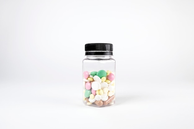 Frasco com comprimidos em um fundo branco. Vitaminas e Suplementos. Saúde humana e tratamento