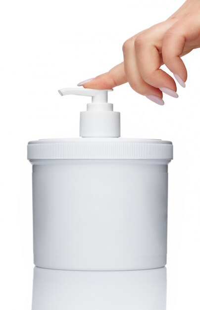 Frasco com dispensador. recipiente para sabão, gel, anti-séptico, cosmético. feminino mão pressiona a válvula da garrafa. isolado em um fundo branco.