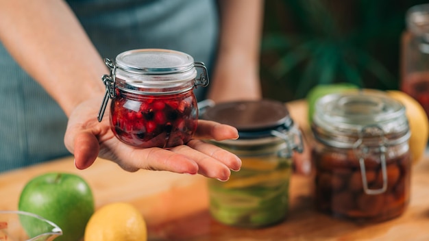 Frasco com Frutas Fermentadas