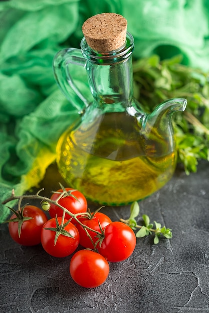 Frasco com óleo vegetal e tomate cereja