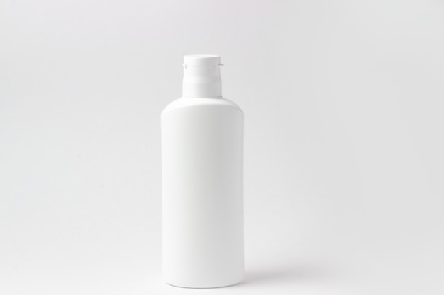 Frasco cosmético branco com lugar para adicionar texto em fundo branco