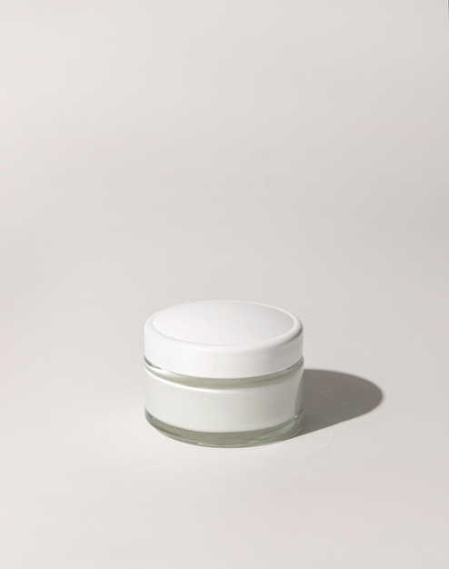 Frasco cosmético com tampa em branco close-up maquete Rotina diária de cuidados com a pele
