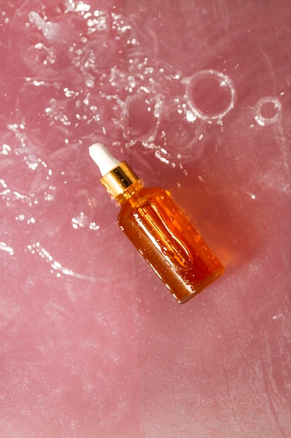 Foto frasco cosmético de vidro no fundo da água blog de beleza o conceito de pacote de marca sustentável