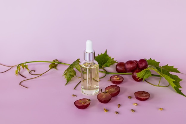 Frasco cosmético feito de vidro leve com uma pipeta com soro para cuidados com a pele à base de sementes de uva rejuvenescimento cosméticos naturais hidratantes