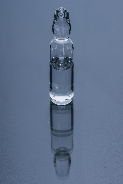 Frasco de ampola médica de vidro para injeção Medicina é pó ou líquido de penicilina de droga branca seca com solução aquosa na ampola Fechar