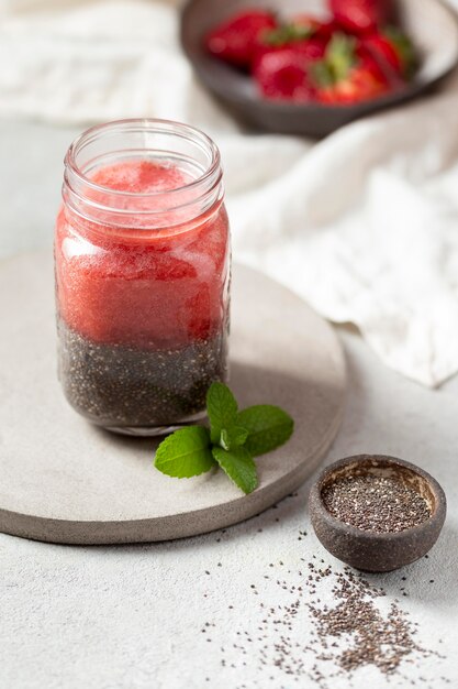 Frasco de ângulo alto com sementes de chia e purê de frutas vermelhas