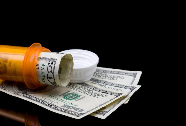 Frasco de comprimidos de prescrição com dinheiro