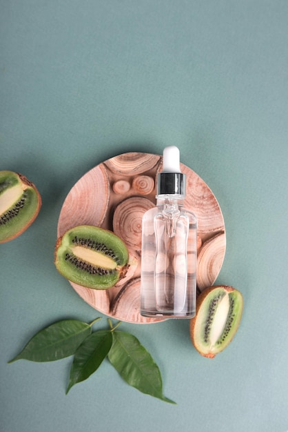 Foto frasco de cosmético orgânico natural simulado com folhas e frutas. frasco em branco para a marca