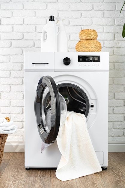 Frasco de detergente na máquina de lavar roupa em uma lavanderia