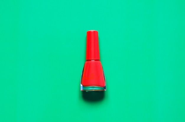 Foto frasco de esmalte vermelho em verde