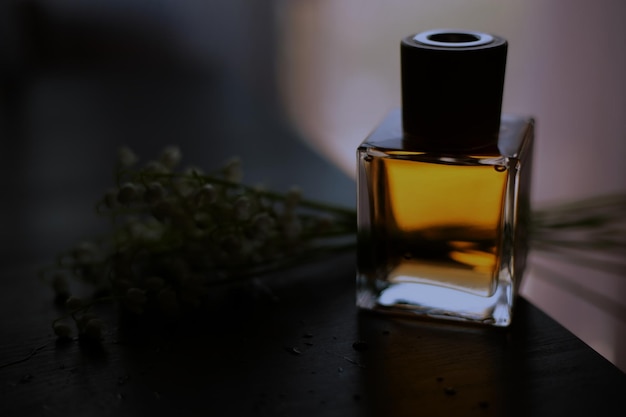 Frasco de essência de perfume e flores