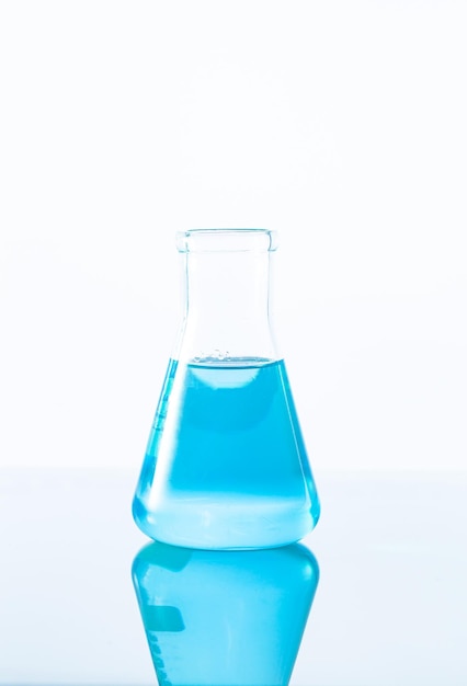 frasco de experimento de ciência azul sobre fundo branco