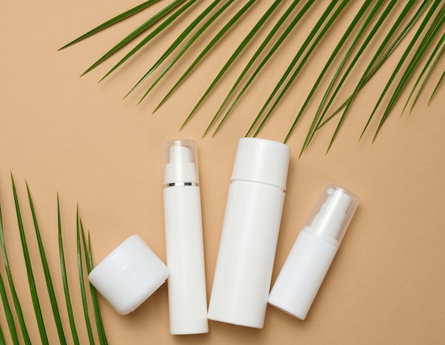 Frasco de garrafa de tubo de plástico branco vazio para embalagens de cosméticos para publicidade de soro de gel creme e promoção de produto mock up Flat lay