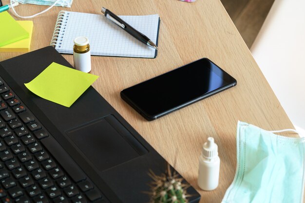 Frasco de medicamento em uma mesa de escritório com laptop