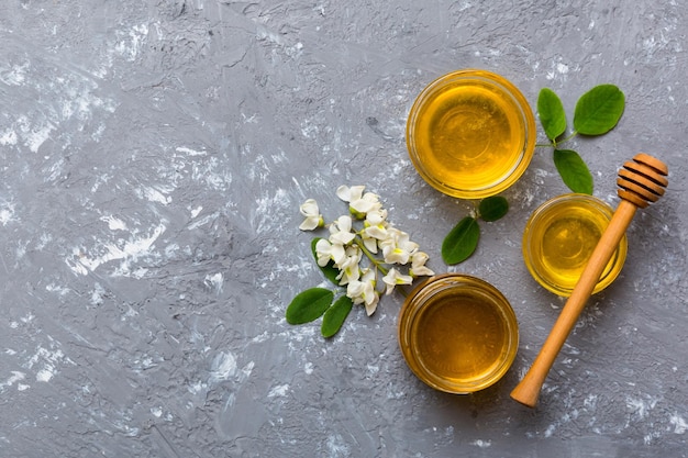 Foto frasco de mel com flores de acácia e folhas de mel fresco vista superior plana lay