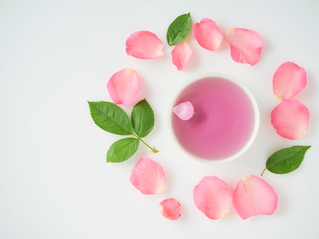 Frasco de óleo essencial e rosas