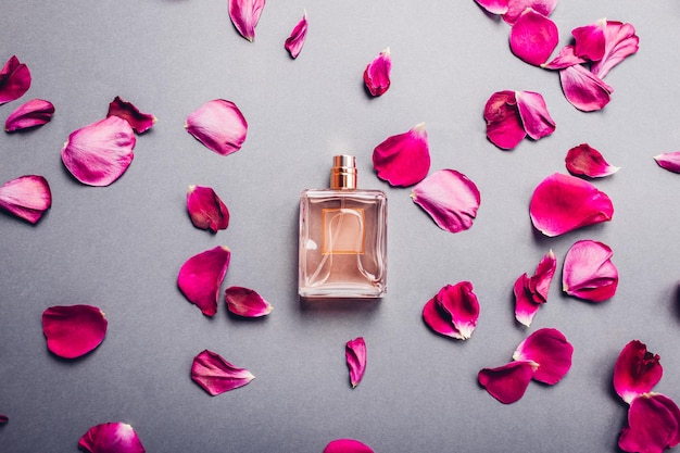 Frasco de perfume cercado com pétalas de rosa rosa fragrância de flores