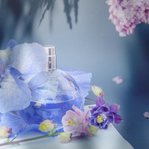 Frasco de perfume com círculo violeta em fundo cinza