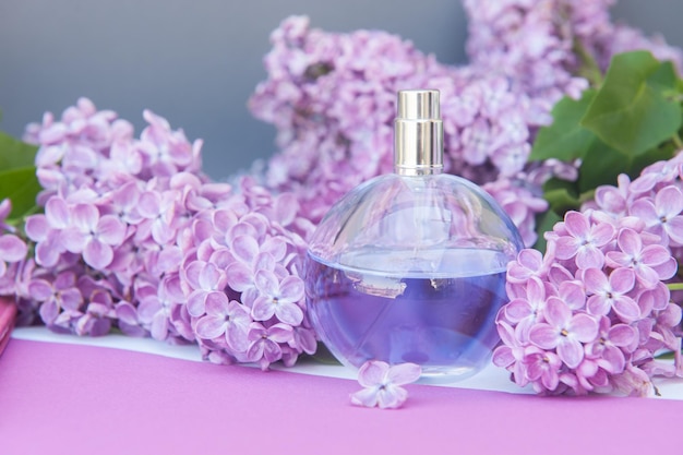 Frasco de perfume com flores lilás