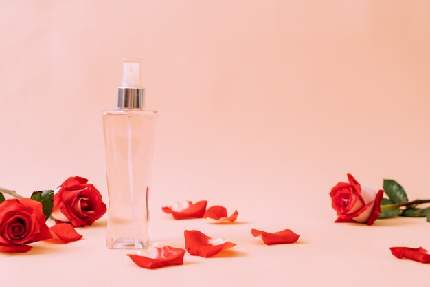 frasco de perfume com pétala de rosa