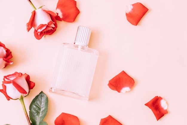 Foto frasco de perfume com pétala de rosa