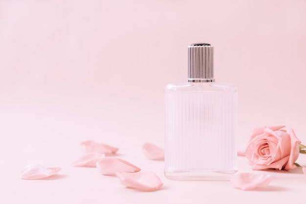 frasco de perfume com pétala de rosa