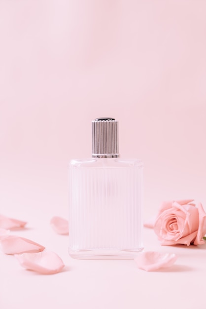 Frasco de perfume com pétala de rosa