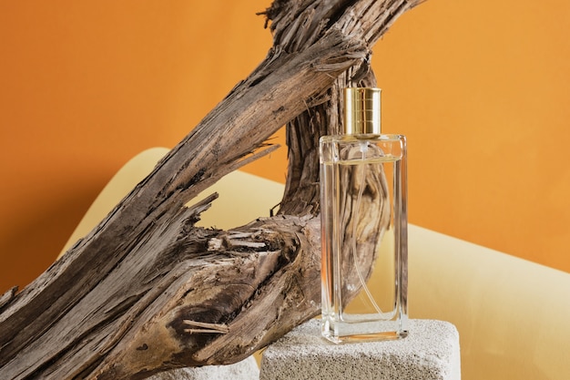 Frasco de perfume de vidro em madeira flutuante, fundo de sombra natural