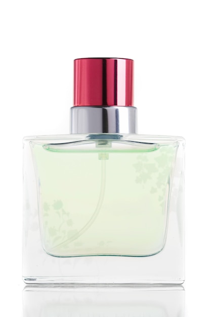 frasco de perfume de vidro em um fundo branco