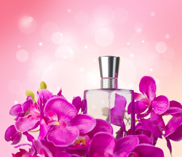 Frasco de perfume e flores