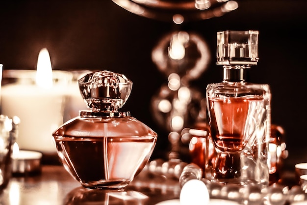 Frasco de perfume e fragrância vintage na mesa de vaidade glamour em joias de pérolas noturnas e eau de parfum como presente de feriado marca de beleza de luxo presente