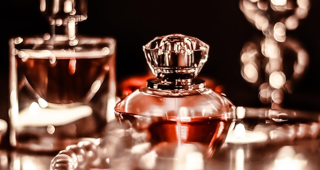 Frasco de perfume e fragrância vintage na mesa de vaidade glamour em joias de pérolas noturnas e eau de parfum como presente de feriado marca de beleza de luxo presente