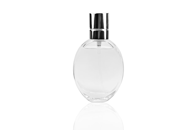 Frasco de perfume isolado no fundo branco