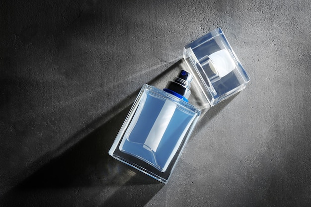 Frasco de perfume masculino moderno em plano de fundo texturizado cinza