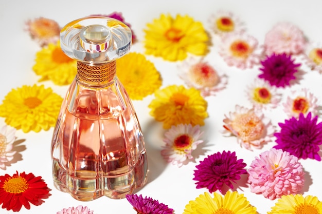 Frasco de perfume para mulheres em botões de flores close-up