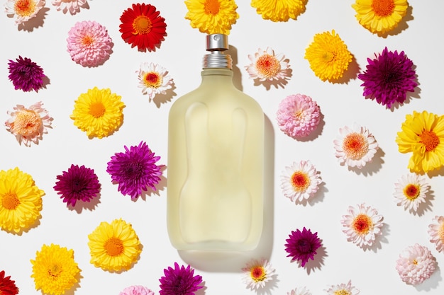 Frasco de perfume para mulheres em botões de flores