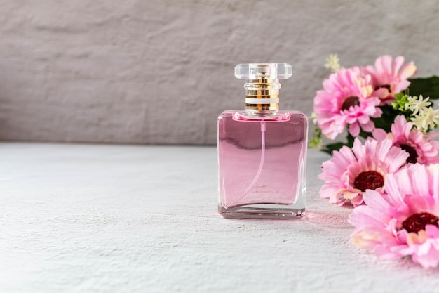 Frasco de perfume rosa com flores cor de rosa