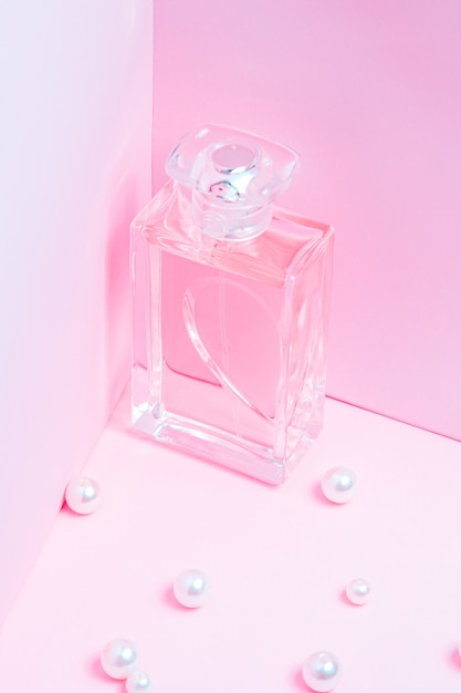 Frasco de perfume rosa com pérolas