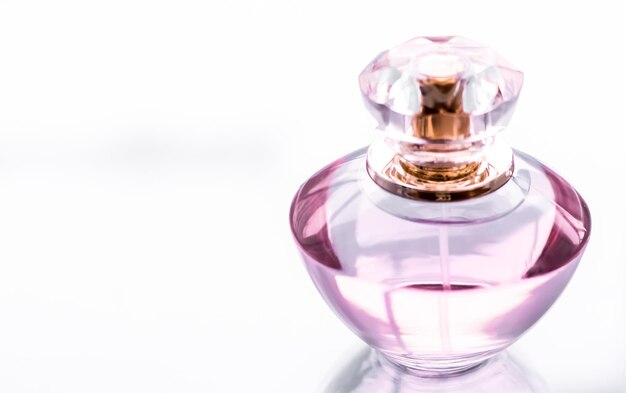 Frasco de perfume rosa em fundo brilhante perfume floral doce glamour fragrância e eau de parfum como presente de feriado e design de marca de cosméticos de beleza de luxo